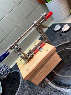 The Pampered Chef Apple Peeler/Corer/Slicer - Red and Natural Wood